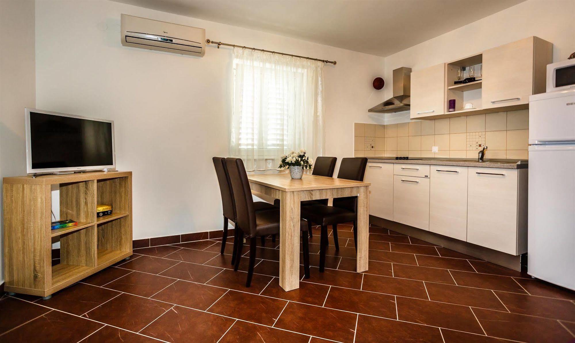 Apartments Mare & Mons Deluxe مالينسكا المظهر الخارجي الصورة